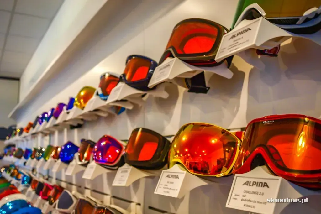 Ski helmets and goggles: standards, sizing and lenses