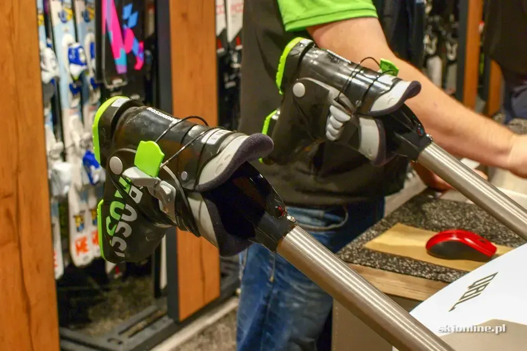 Ski servicing: waxing, edge sharpening and storage