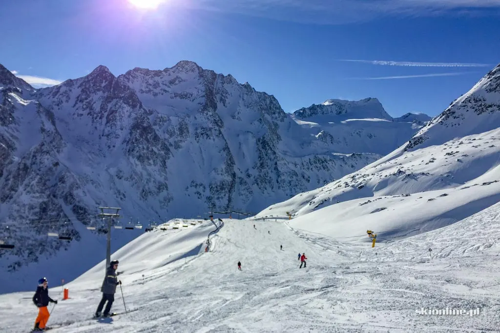 Wide pistes below the Giggijoch in Sölden, with the snowy peaks of the Ötztal in the background