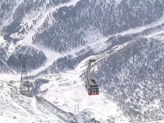 The cable car: 80 people, 1,000 m of vertical. Quite an experience. Hotel Top Residence Kurz below.