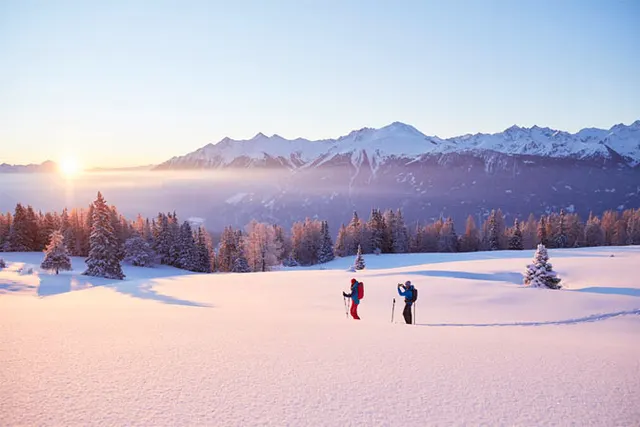 A snowshoe hike amid the mountain scenery is one of the highlights of a holiday in Innsbruck. © Innsbruck Tourismus / Christian Vorhofer