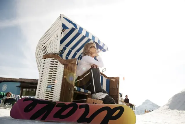 In the Schlick 2000 in Fulpmes in the Stubai Valley it’s a pleasure to soak up the sun while spring skiing