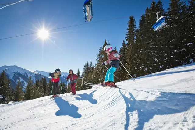 Ski holiday with kids: free ski pass for children in the Skicircus