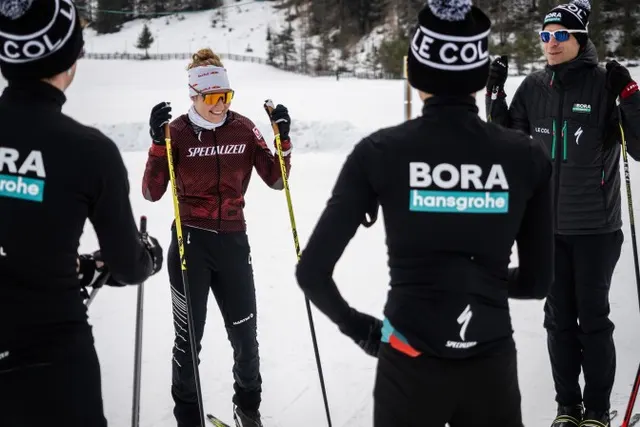 Laura Stigger on cross-country skis together with Bora youngsters