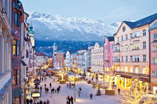 The wintry scenery invites you to take leisurely city walks through Innsbruck. © Innsbruck Tourismus / Christof Lackner