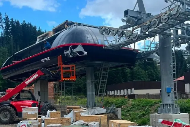 Špindlerův Mlýn: the first tower of the Audi Line Přehradní chairlift is up