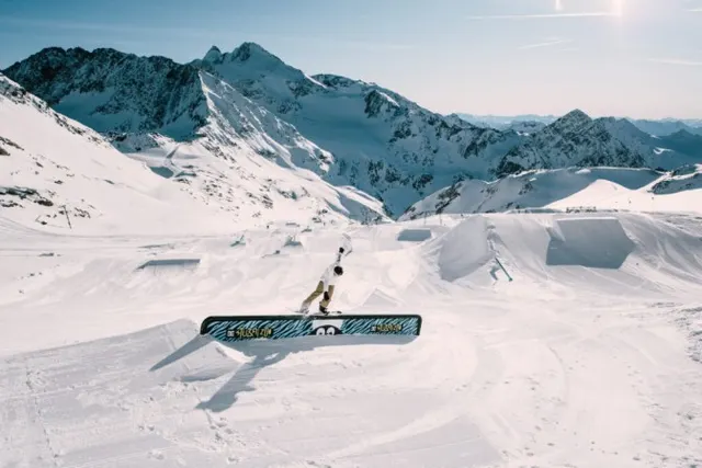The Stubai Zoo snow park on the Stubai Glacier offers its XXL set-up from 1 April 2023