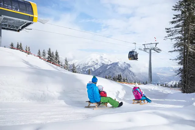 Tobogganing means a lot of fun for the whole family. © Innsbruck Tourismus / Christian Vorhofer
